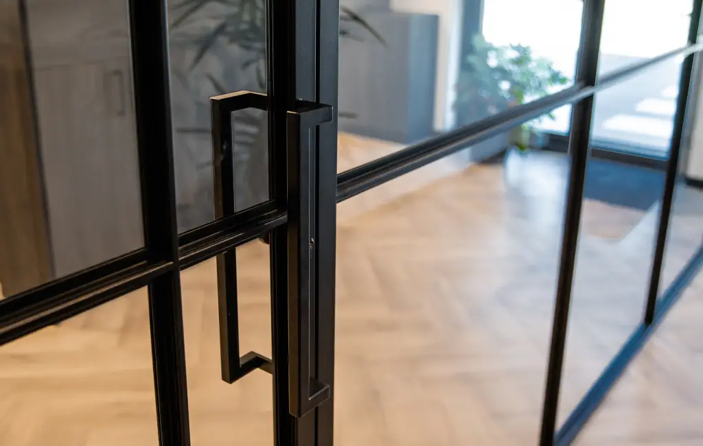 Zwarte stalen deur met handvat