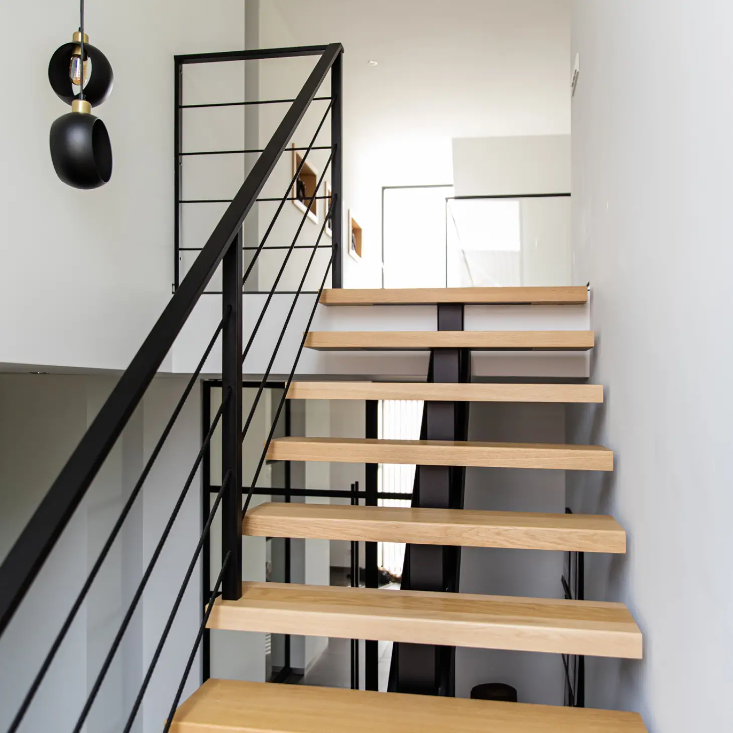 Compleet stalen interieur met designtrap en taatsdeuren