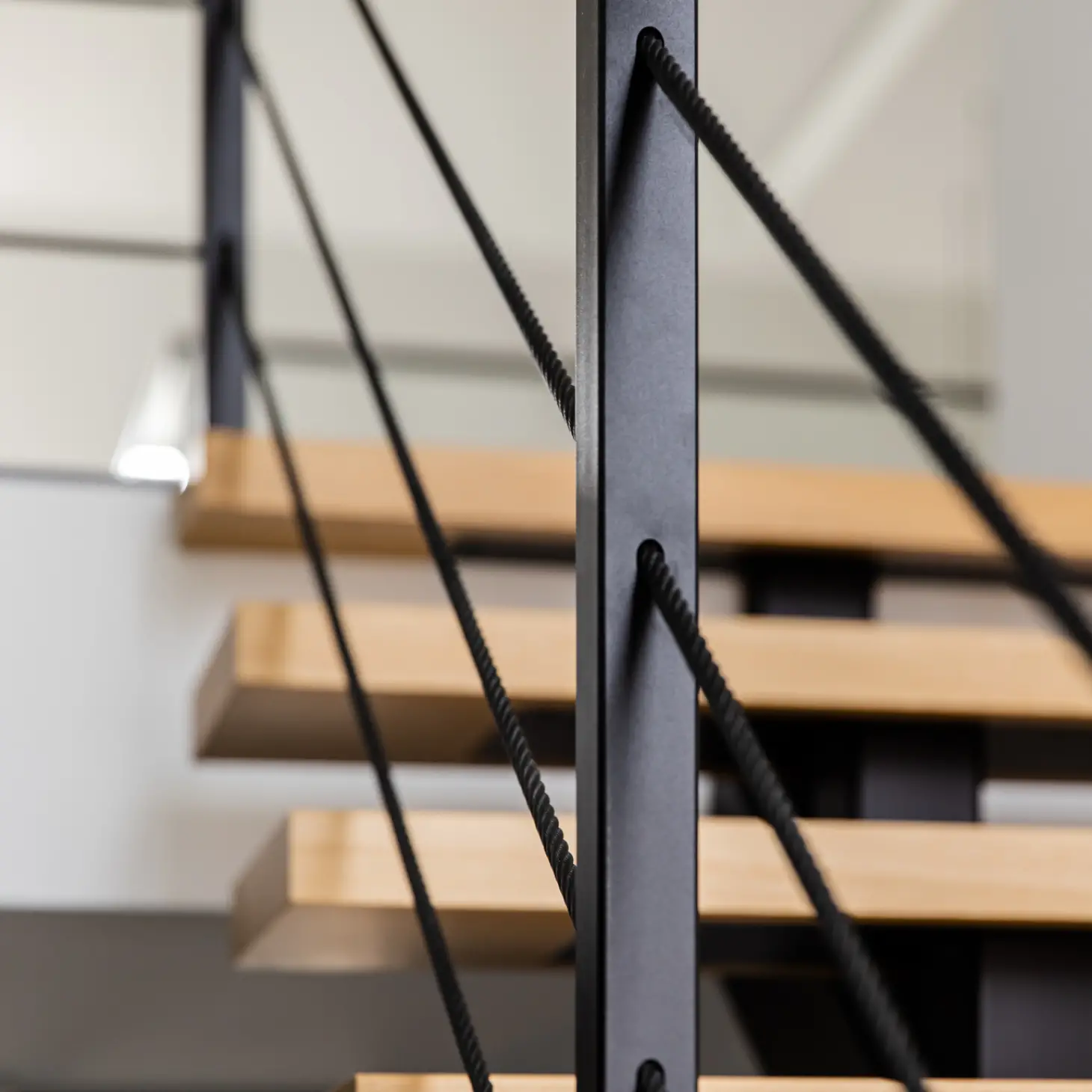 Compleet stalen interieur met designtrap en taatsdeuren