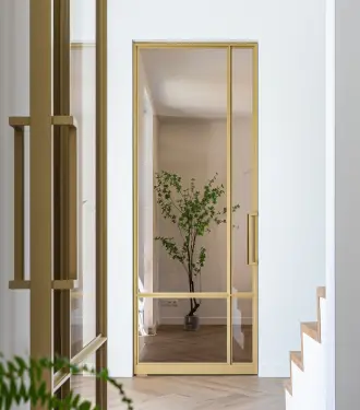 Gouden stalen taatsdeur