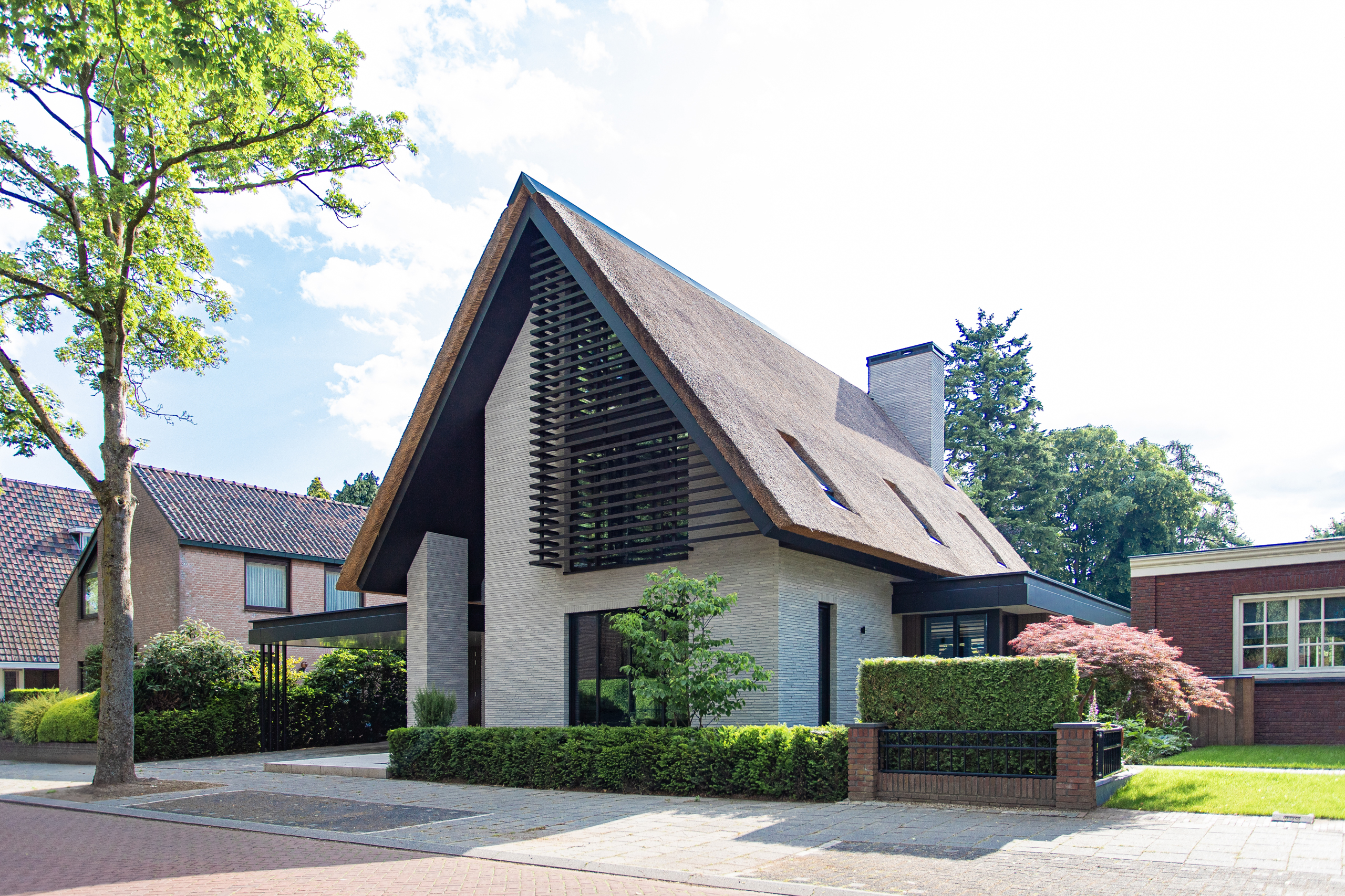 Luxe villa met gevel lamellen